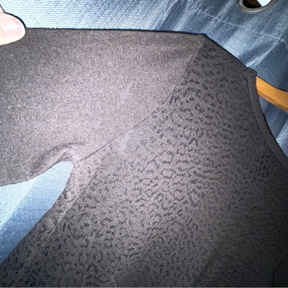 Small oversized so can fit mediums Obey propaganda long sleeve black cheetah pri - Picture 7 of 8